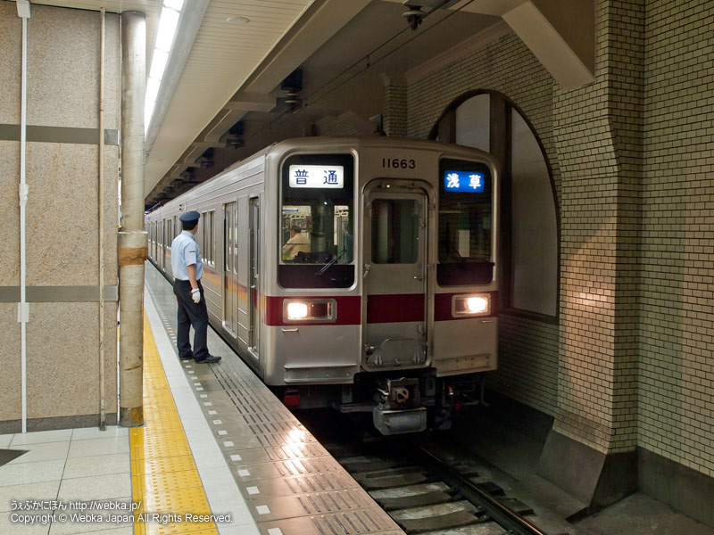 東武伊勢崎線（東武スカイツリーライン）浅草駅のホームと普通電車